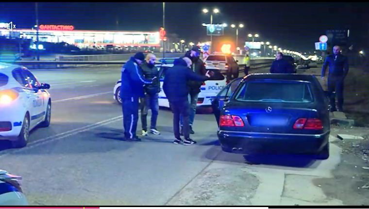 ИЗВЪНРЕДНО! Тежка катастрофа на Околовръстното шосе в София - кола се обърна по таван, шофьорката бере душа в болница