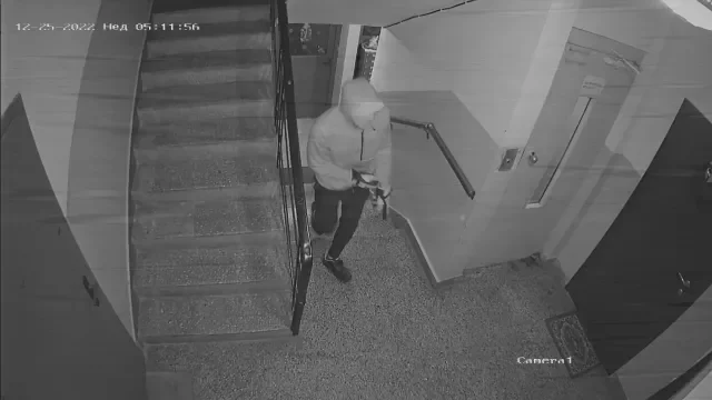 Бандит влезе с взлом в блок в София, открадна коледната украса