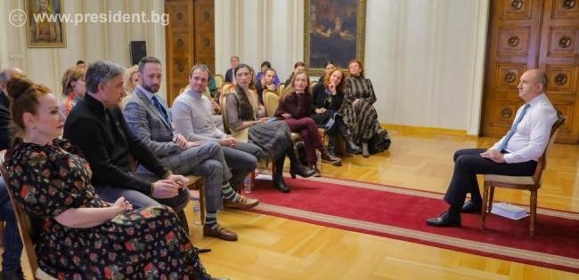 Другарят Румен Радев решава проблемите на Народния театър (СНИМКИ)