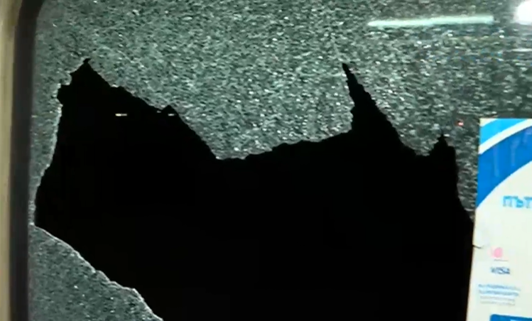 Неизвестни стреляха по трамвай 20 в центъра на София