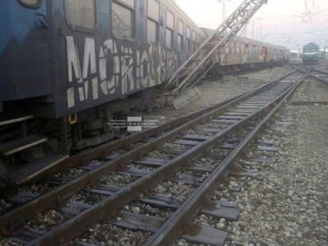 До края на деня пускат движението на Централна гара, където дерайлира влак