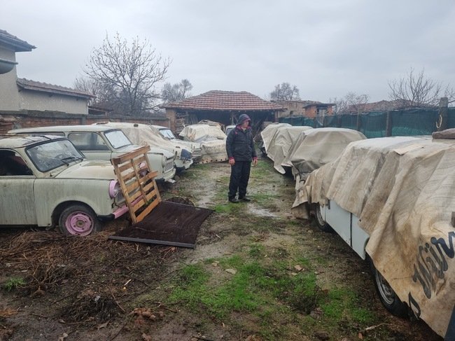 Банков служител направи музей на Трабант