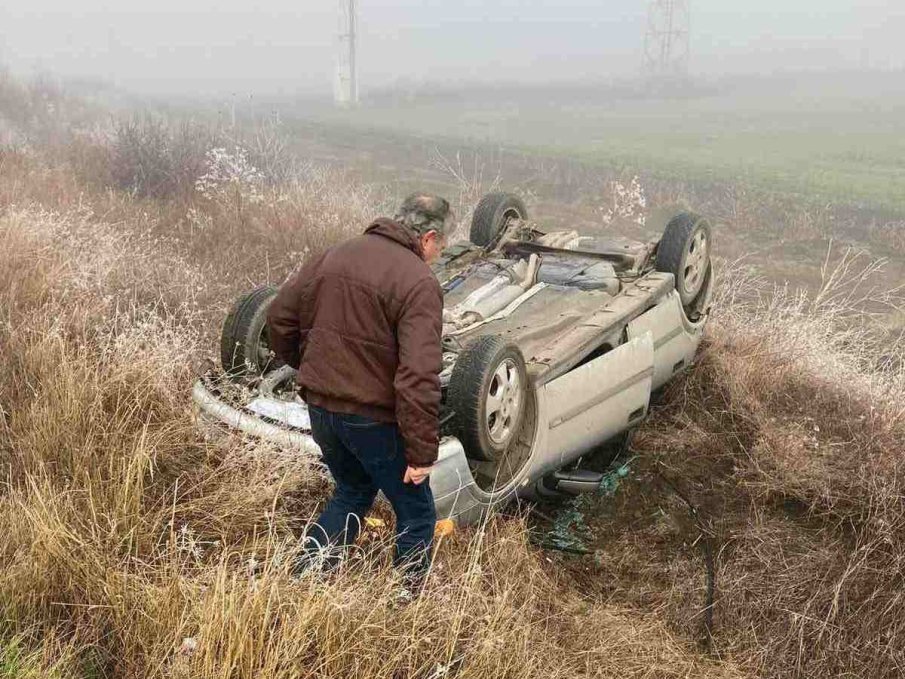 ЗА ПРИМЕР: Двама мъже извадиха катастрофирал шофьор от обърната кола, спасиха живота му
