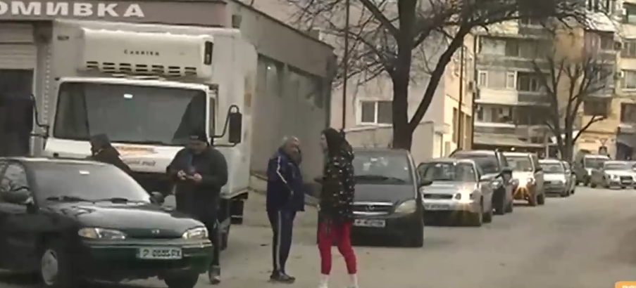 Опашки се вият по бензиностанциите заради края на 25-те стотинки