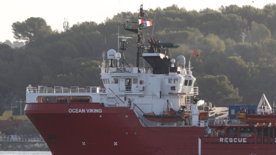 Италия разреши корабът Ocean Viking със 113 мигранти да акостира в Равена