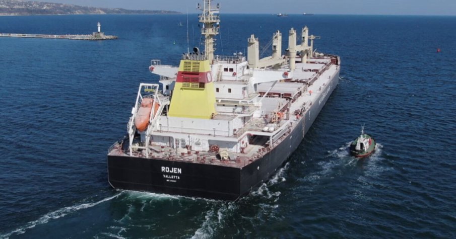 Моряците на кораба „Рожен“ първи ще посрещнат Новата година