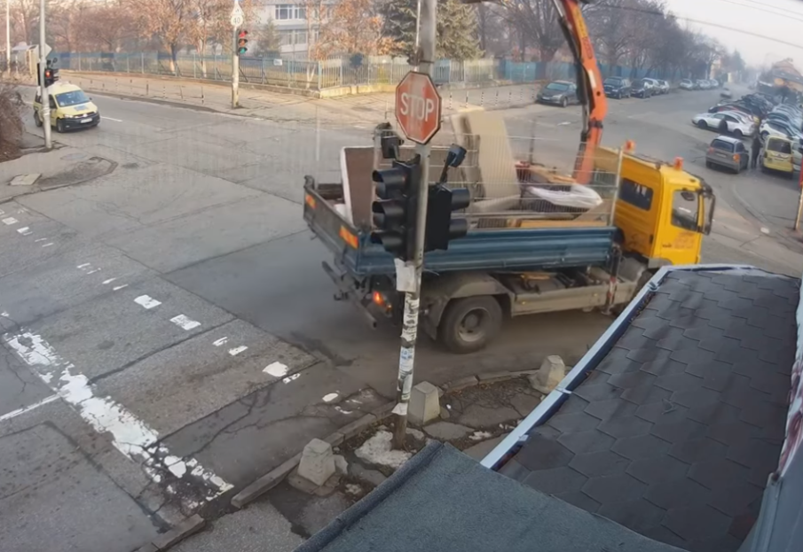 Камион с вдигнат кран и кофа свлече светофари на столично кръстовище (ВИДЕО)