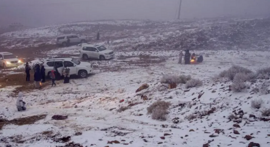 ЛУДО ВРЕМЕ: Градушки удариха Кувейт, в Саудитска Арабия се радват на сняг
