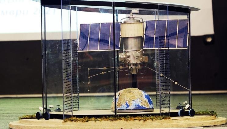 Монтират копие на спътник в парк в Стара Загора