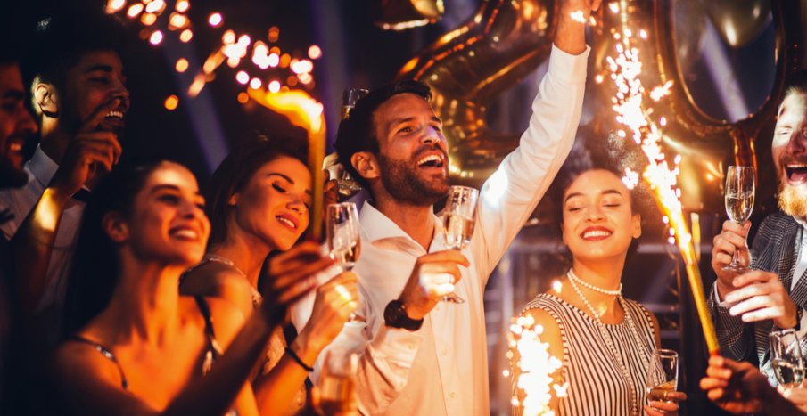 НОВОГОДИШНИТЕ ПОВЕРИЯ: В Дания трошат чинии, мексиканците носят червено бельо