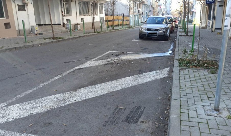 ТРАГЕДИЯ: Мъж издъхна зад волана в центъра на Бургас, заби се в паркирана кола