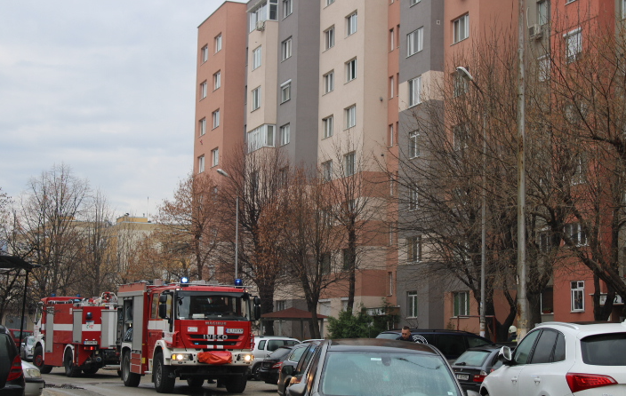 Комин на жилищна сграда пламна в Благоевград