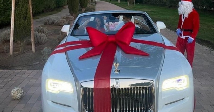 Смъмриха Джорджина за коледния подарък за 285 хил. евро на Роналдо