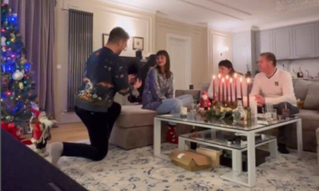 Сашо Кадиев се сгоди навръх Бъдни вечер