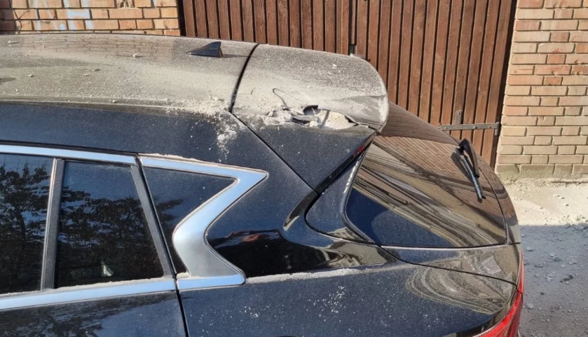 Мазилка се срина от блок в Пловдив, съсипа кола