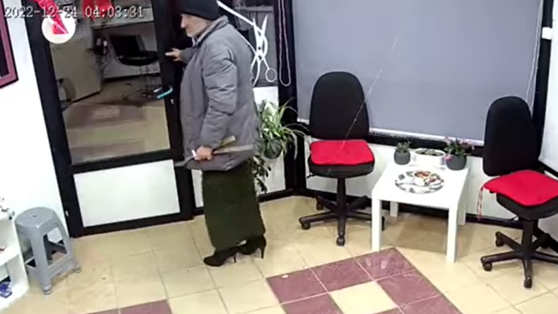 Апаш с пола и на високи токчета обра фризьорски салон във Варна (ВИДЕО)