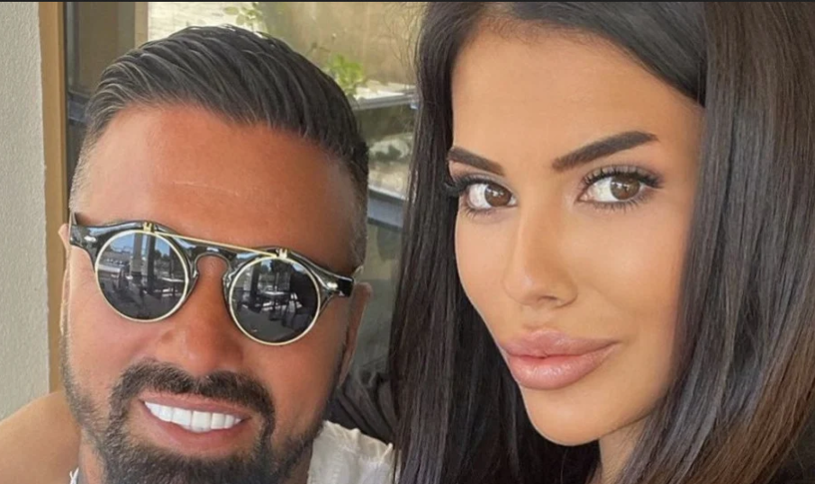 СНОБАРИЯ: Джизъса и Поли демонстрират лукс, няма да повярвате какво има под елхата им (СНИМКА)