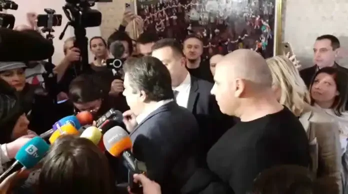 СКАНДАЛНО: Киро и Асен с частна охрана в парламента! Дебеловрат бодигард с бръсната глава им пази гърба