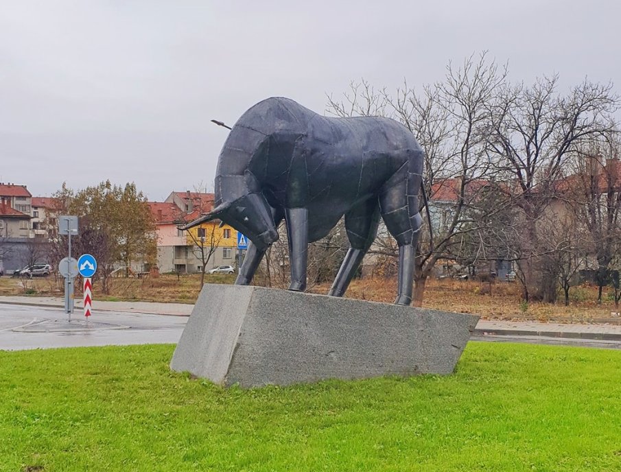В ЯМБОЛ СЕ СМЕЯТ: Кметът подари на гражданите скулптура на бик – символ на мъжеството, оказа се кастриран