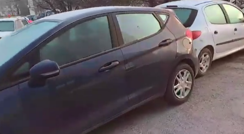 Младеж с БВМ помете пет паркирани коли в Люлин. Твърди, че му прилошало