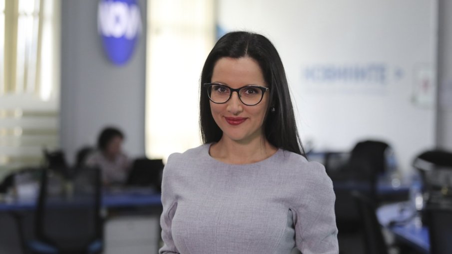 Бебе свали красива водеща от екрана на Нова телевизия