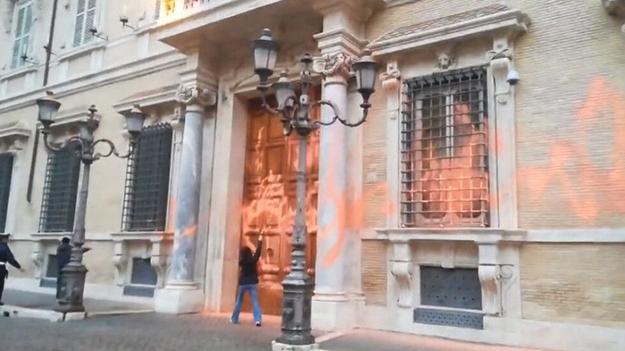 Eкоманиаци нацапаха с боя Сената в Рим