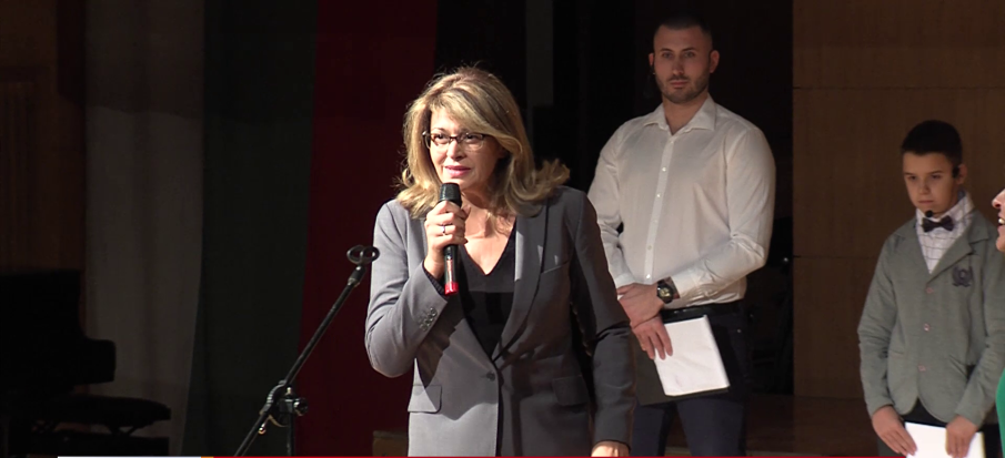 САМО В ПИК И РЕТРО: Деси Радева закъса с очите (СНИМКА)