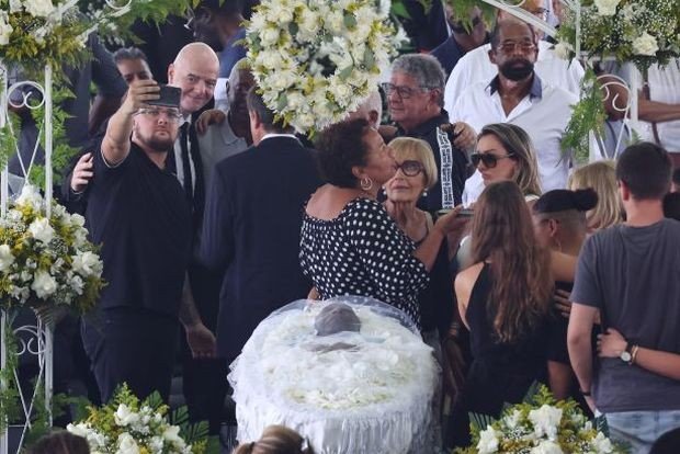 ПЪЛЕН ПОТРЕС: Погнаха Инфантино за селфи до ковчега на Пеле