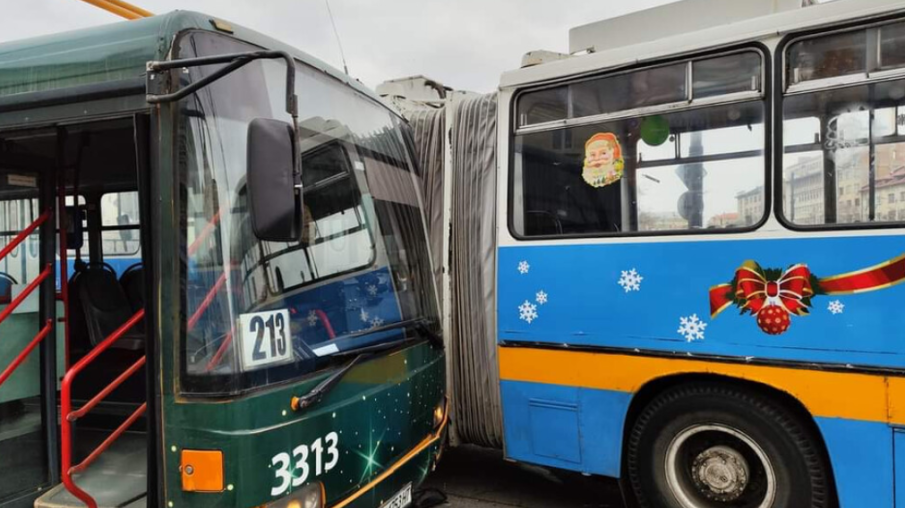 Тролей и автобус се удариха на Лъвов мост, блокираха трафика