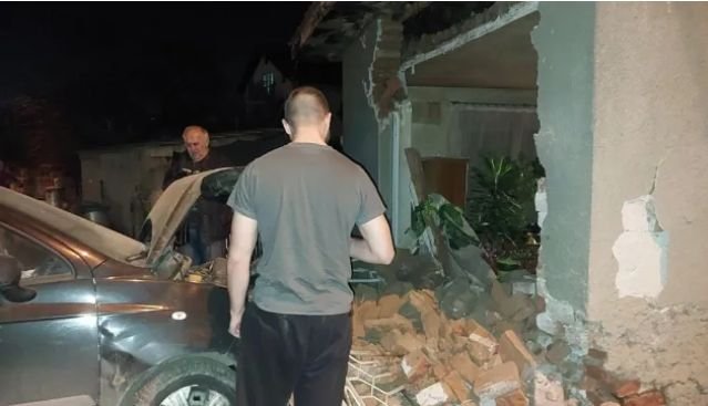 Кола се вряза в къща в Нови Искър