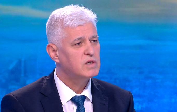 САМО В ПИК И РЕТРО: Министърът на отбраната погреба баща си