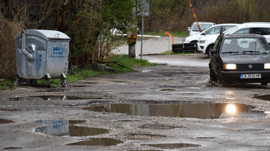 Жители на кв. Лагера сами ремонтират пътя пред блока си