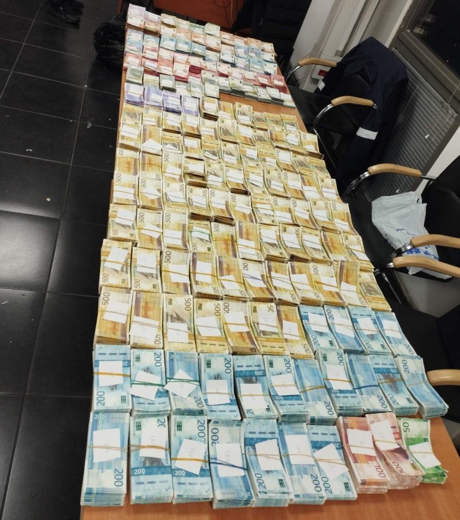Митничари заловиха недекларирана валута за близо 680 000 лева