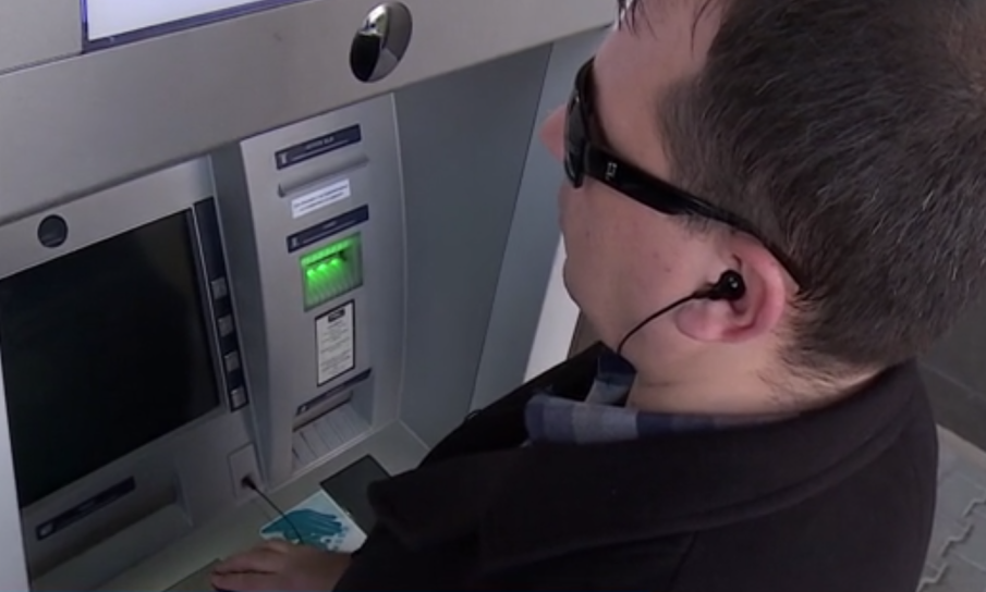 Незрящите хора у нас вече могат сами да теглят пари от банкомат