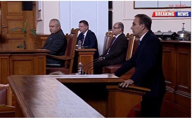 ИЗВЪНРЕДНО В ПИК TV: БСП скочиха на старта на парламентарния контрол: Премиерът задължително да дойде тук (ОБНОВЕНА)