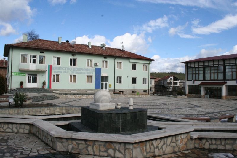 Представители на бизнеса в Добринище на протест в центъра на града