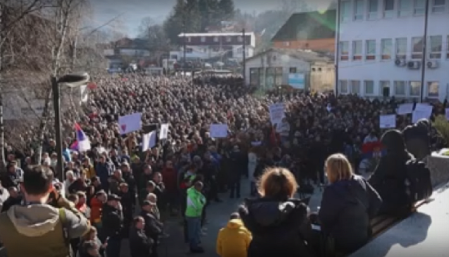 ПАК НАПРЕЖЕНИЕ: Хиляди на протест след стрелба срещу сърби в Косово