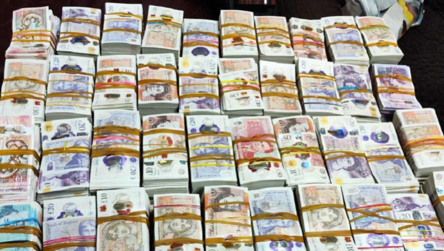 Митничари с голям удар - откриха 225 000 британски и шотландски лири натъпкани в камион (ВИДЕО)