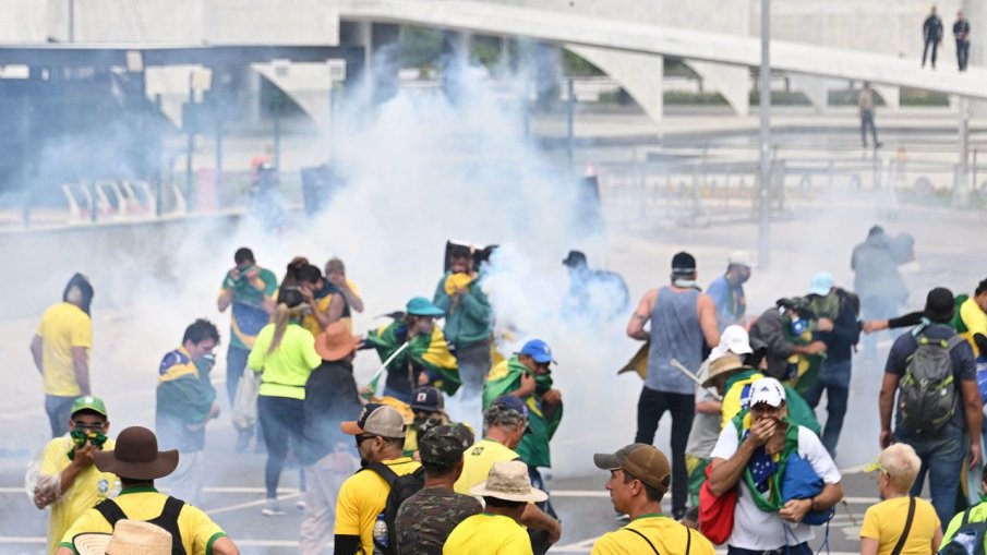 СЛЕД БЕЗРЕДИЦИТЕ: Над 1400 души задържани в Бразилия