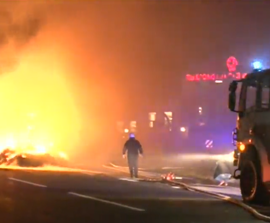 ОТ ПОСЛЕДНИТЕ МИНУТИ: Камиони със слама пламнаха до бензиностанция край Шипка