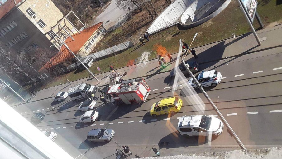 ОТ ПОСЛЕДНИТЕ МИНУТИ: Две коли се помляха в столичния Лозенец, едната се обърна по таван