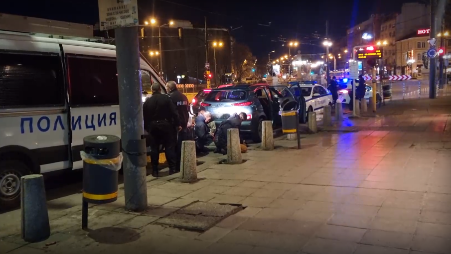 ПОРЕДНИЯТ ТРАНШ: Задържаха нелегални мигранти на Лъвов мост (СНИМКИ)