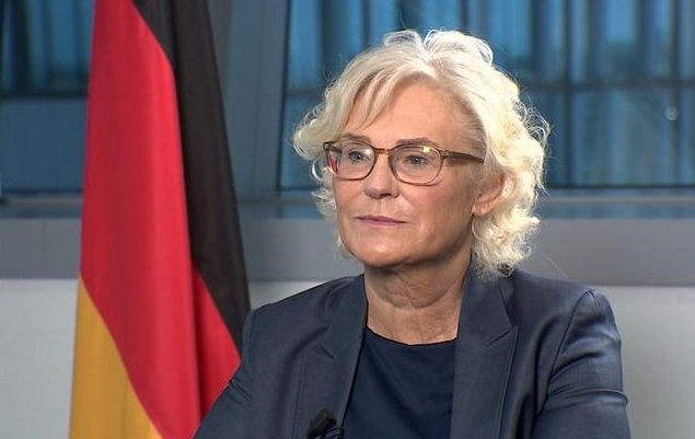 ОТ ПОСЛЕДНИТЕ МИНУТИ: Министърът на отбраната на Германия подаде оставка