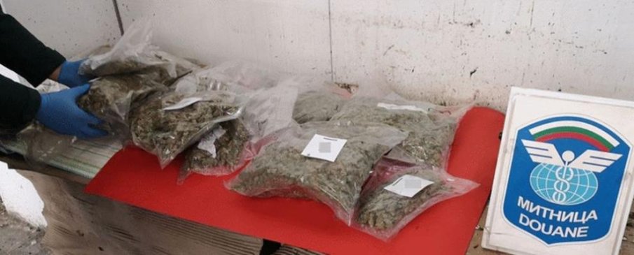 Иззеха канабис, скрит в резервна гума на кола на „Капитан Андреево“