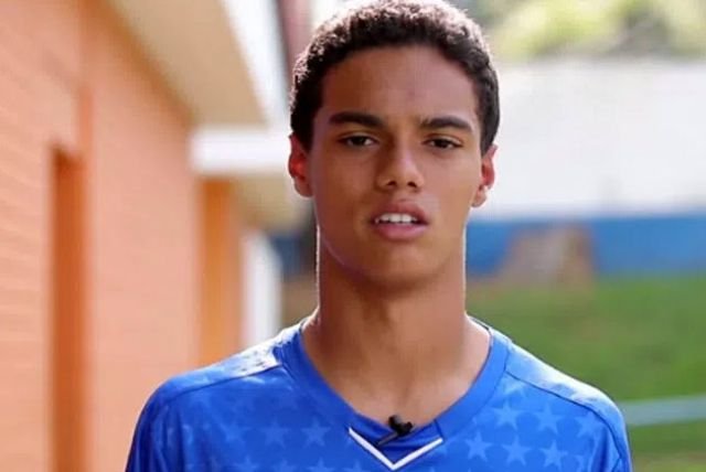 Барса привлича сина на Роналдиньо