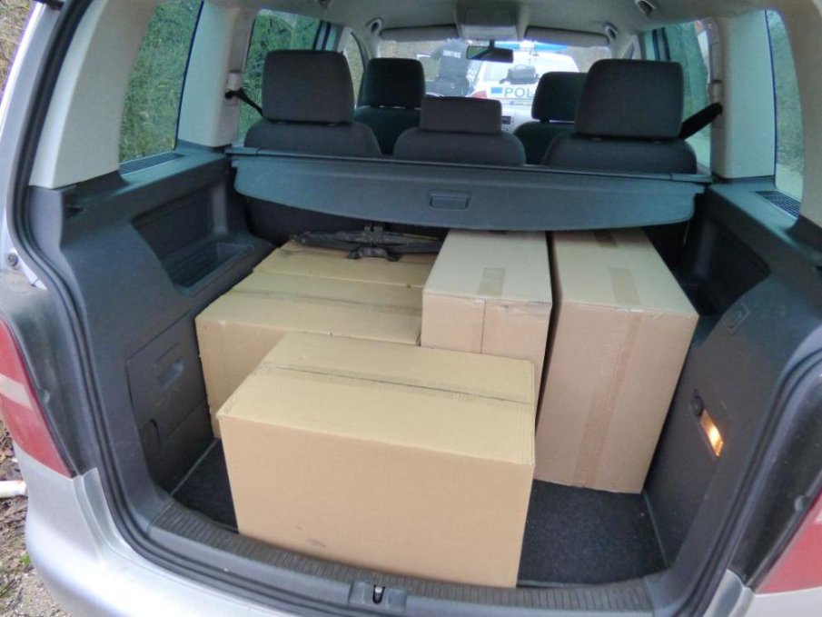 След спецакция: Плевенски полицаи иззеха над 63 000 къса контрабандни цигари