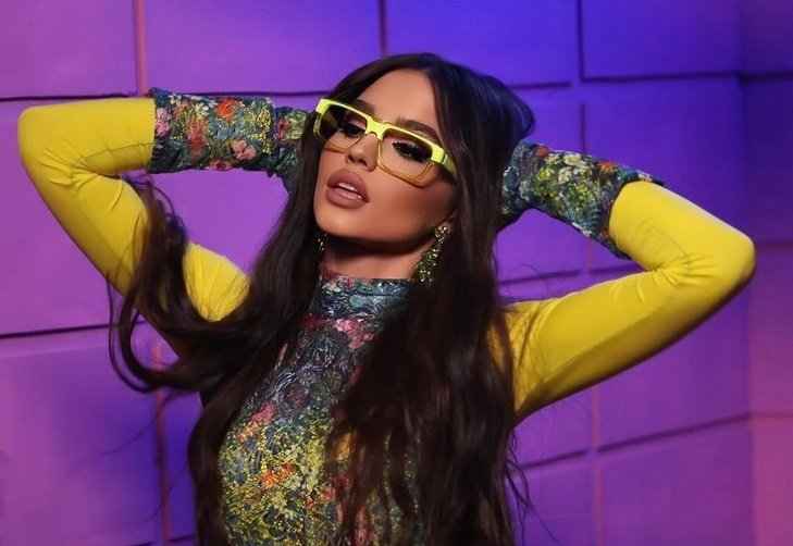 Млада фолк певица със супер скъп автомобил. Кой й го купи? (СНИМКА)