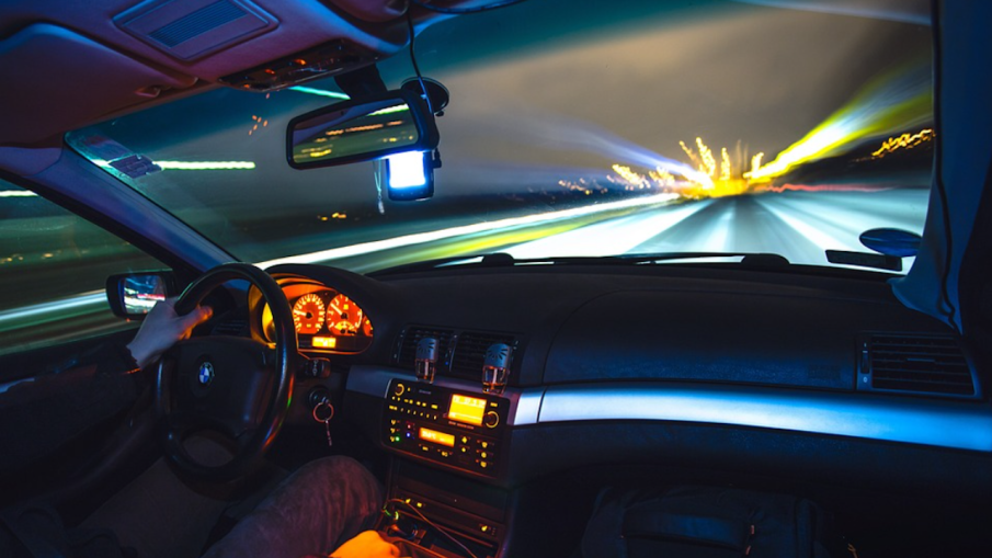 ПОРЕДНИЯТ ИДИОТ: Шофьор лети с 240 км/ч в София