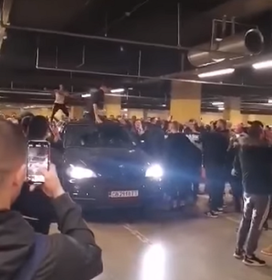 ВАКХАНАЛИЯ: Брутална чалга и диви танци върху коли в столичен мол (ВИДЕО)