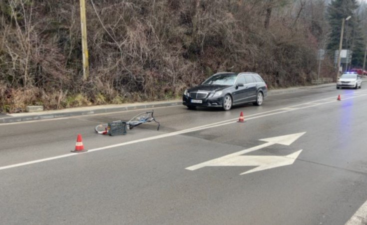 Автомобил блъсна велосипедист в Троян